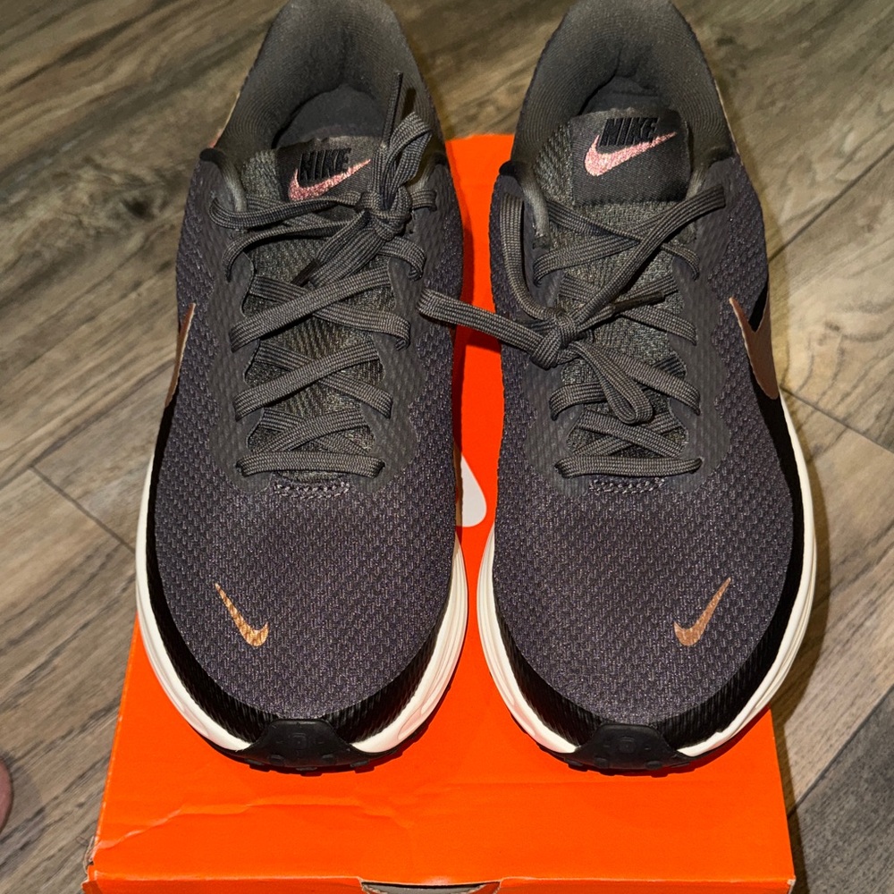 Nike Revolution 8 Running Shoe - Women's Sz 9.5 - Picture 2 of 10